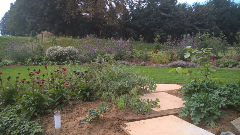 natuurlijke tuin bloemenborder